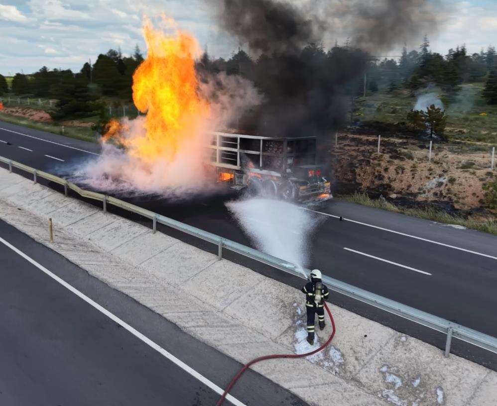Aksaray’da doğalgaz yüklü TIR bomba gibi patladı! Korku dolu anlar kamerada 19